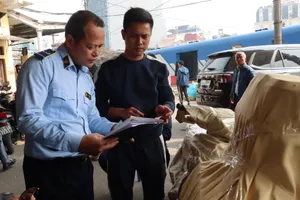 Tạm giữ số lượng lớn hàng hóa không rõ nguồn gốc tại ga Hà Nội 