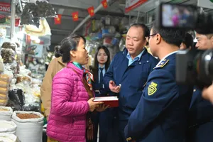 Kiểm tra nguồn cung hàng hóa Tết Bính Ngọ tại Hà Nội 