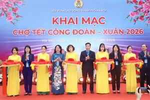 Hà Nội trao hàng ngàn phiếu mua hàng, suất quà tại chợ tết công đoàn