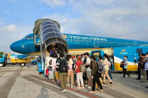 Công nhân, người lao động khó khăn được đi máy bay về quê đón tết