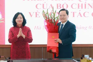 Đồng chí Bùi Thị Minh Hoài trao quyết định và tặng hoa đồng chí Nguyễn Anh Tuấn, sáng 2-3. Ảnh: HẢI NGUYỄN