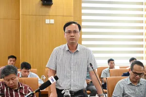 Ông Phan Quang Minh trả lời câu hỏi của báo chí, trưa 1-4. Ảnh: THANH TRÀ