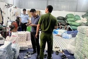 Phát hiện cơ sở sản xuất hàng chục ngàn gói băng vệ sinh giả