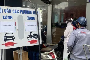 Người dân chờ đổ xăng E10 tại một trạm xăng trên đường Lê Văn Lương (Hà Nội). Ảnh: PHÚC HẬU