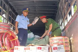 Lực lượng chức năng ra quân tổng kiểm tra hàng hóa vi phạm. Ảnh: DMS