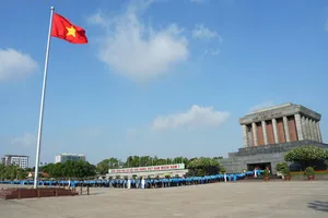 Đoàn đại biểu dự Đại hội XIV Công đoàn Việt Nam vào Lăng viếng Chủ tịch Hồ Chí Minh