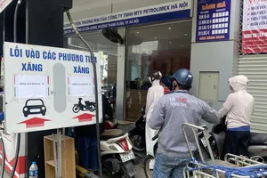 Người dân ở Hà Nội chờ đổ xăng E10 tại một cửa hàng xăng dầu trên đường Lê Văn Lương. Ảnh: PHÚC HẬU