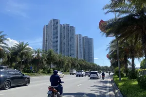Nắng nóng tại Hà Nội trước đợt mưa mới từ tối 15-6. Ảnh: PHÚC HẬU