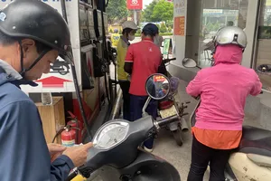 Người dân ở Hà Nội mua xăng E10 tại một cửa hàng xăng dầu ở đường Lê Văn Lương (Hà Nội). Ảnh: PHÚC HẬU