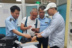 Phát hiện gần 50.000 đôi giày giả mạo các nhãn hiệu lớn để xuất khẩu