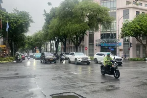 Nhiều nơi ở Bắc bộ và Nam bộ có đợt mưa lớn