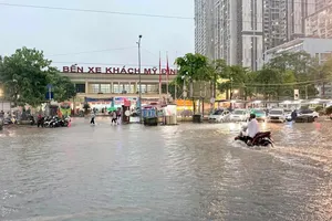 Hà Nội mưa lớn giờ tan tầm, nhiều nơi ngập nặng