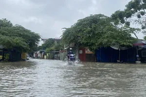 Hà Nội ngập cục bộ sau mưa lớn, giao thông ùn ứ giờ cao điểm