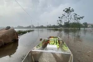 Hà Nội: Nước lũ rút chậm, nhiều cầu dân sinh vẫn “mất hút”