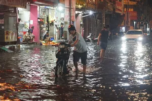 Chiều tối nay TPHCM có thể mưa, triều cường gây ngập