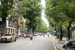 Hà Nội se lạnh, trời nhiều mây, có mưa nhỏ, sáng sớm 5-10. Ảnh: PHÚC HẬU