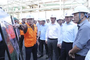 Bộ trưởng Bộ Công thương Lê Mạnh Hùng cùng đoàn công tác kiểm tra các dự án tại Trung tâm Điện lực Quảng Trạch sáng 4-10. Ảnh: EVN
