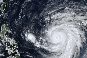 Ảnh vệ tinh tâm bão Champi lúc 13 giờ ngày 19-10. Nguồn: Chụp lại màn hình ứng dụng Zoom Earth