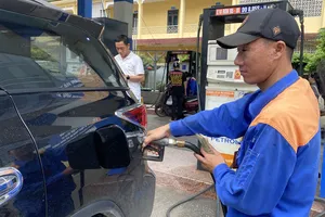 Từ 15 giờ hôm nay, 22-10, giá xăng giảm hơn 1.800 đồng/lít