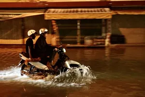 Nam bộ nắng nóng, triều cường tại TPHCM vượt báo động 3