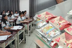 Podcast bản tin tối 3-6: TPHCM: 944 học sinh được tuyển thẳng lớp 10 công lập; 5.000 viên thuốc lắc ngụy trang đồ ăn kiêng "chạy về" Việt Nam