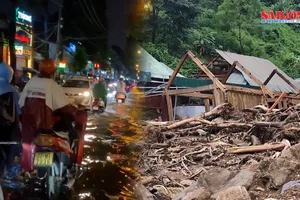 Podcast bản tin trưa 11-8: TPHCM mưa dông về chiều, có khả năng xảy ra lốc, sét; Dựng 30 nhà bạt tạm cho vùng lũ xã biên giới Nhôn Mai