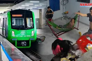 Podcast bản tin tối 12-8: Nhân viên thông báo nhầm, khách Metro Cát Linh - Hà Đông hoang mang; Xác định đối tượng cầm ghế nhựa đánh liên tiếp vào đầu cô gái