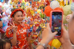 Phố lồng đèn Lương Nhữ Học rực rỡ sắc màu đón Trung thu