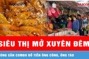 Cá chép vàng, trái cây, hoa tươi hút khách dịp tiễn ông Táo 
