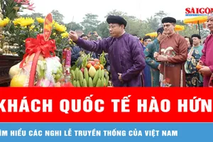 Khách quốc tế hào hứng tìm hiểu các nghi lễ truyền thống của Việt Nam 