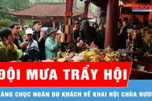Hàng chục ngàn du khách đội mưa trẩy hội chùa Hương