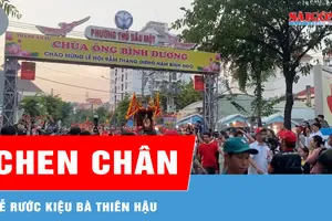 Chen chân xem Lễ rước kiệu Bà Thiên Hậu
