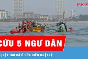 Cứu 5 ngư dân bị lật tàu cá ở cửa biển Nhật Lệ