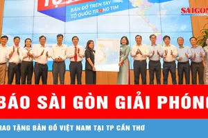 Báo Sài Gòn Giải Phóng trao tặng bản đồ Việt Nam tại TP Cần Thơ