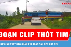 Thót tim cảnh 2 nữ sinh vượt rào chắn đường sắt trước đoàn tàu đang tới 
