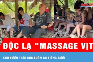Du khách đến Cồn Sơn trải nghiệm "massage độc lạ" trong dịp lễ
