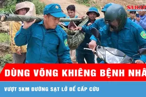 Dùng võng khiêng bệnh nhân vượt 5km đường sạt lở để cấp cứu 