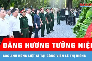 Dâng hương tưởng niệm các Anh hùng liệt sĩ tại Công viên Lê Thị Riêng 