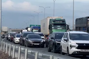 Hàng nghìn phương tiện chật vật di chuyển do ùn tắc kéo dài tại Đồng Nai