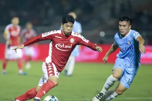 Tiền đạo Nguyễn Công Phượng (trái) trong màu áo CLB TPHCM.