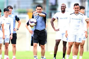 HLV Kiatisak tại buổi tập đầu tiên cùng CLB HA.GL.