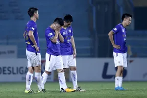 Các cầu thủ Hà Nội thật vọng rời vòng 7. Ảnh: MINH HOÀNG