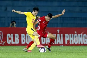 Văn Toàn (trái) đang dẫn dắt HA.GL chơi ấn tượng. Ảnh: MINH HOÀNG