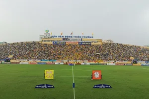 Sân Thiên Trường lại thiết lập kỷ lục về khán giả ở vòng 10. Ảnh: MINH HOÀNG