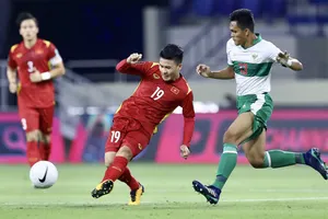 Quang Hải (trái) thể hiện sự vượt trội về trình độ so với các cầu thủ Indonesia. Ảnh: KHƯƠNG DUY