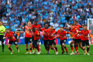 Làm thế nào để Luton lên chơi Premier League, hay chuyện cổ tích thời hiện đại