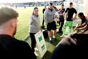 Một phụ nữ làm HLV đội chuyên nghiệp như vậy cũng đã là một bước tiến.