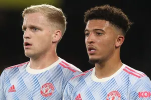 Man United có thể học được gì từ thất bại Van de Beek và Sancho?