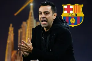 Tại sao Xavi đang dễ bị tổn thương hơn ở Barcelona