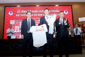 Thách thức cho tân HLV Kim Sang-sik: Khó mà dễ